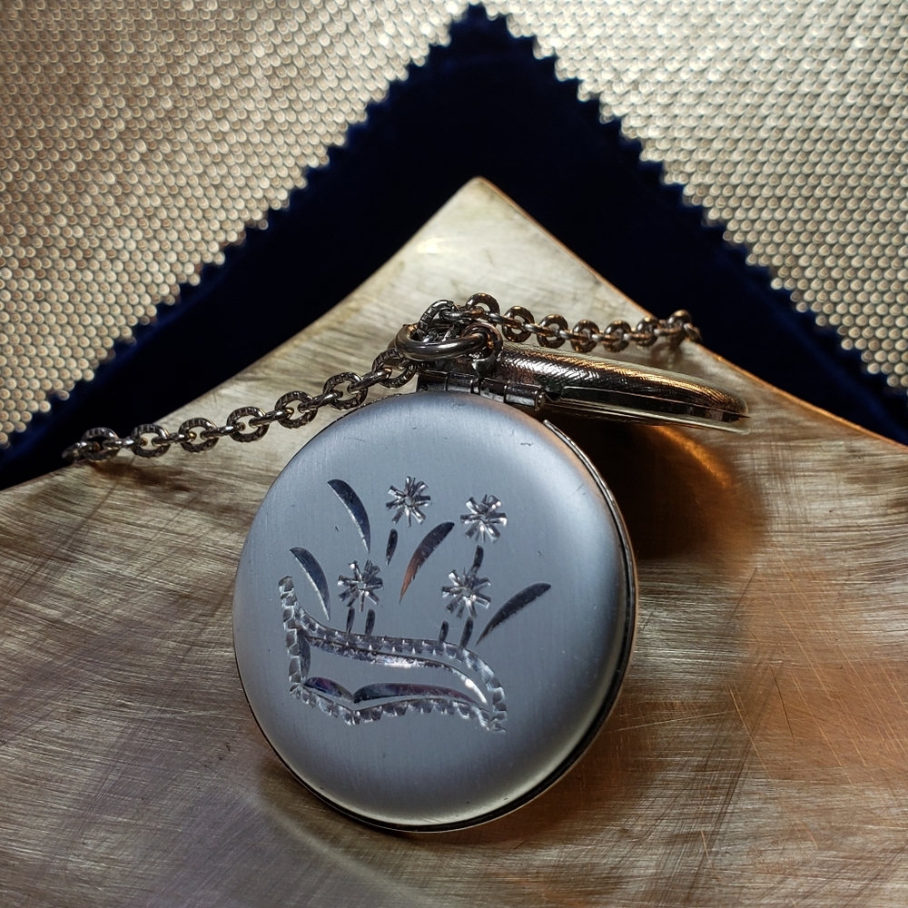 Vintage Silver Tone Locket With Daisy Design